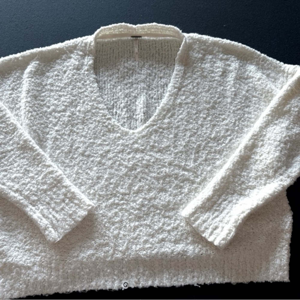 FREE PEOPLE comfy cozy fluffy cute sweater!Soft v-neck zoom in for all the deets
